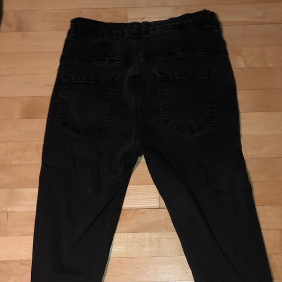 Ripped black high rise skinny jeans 🖤 - Picture 4 of 7